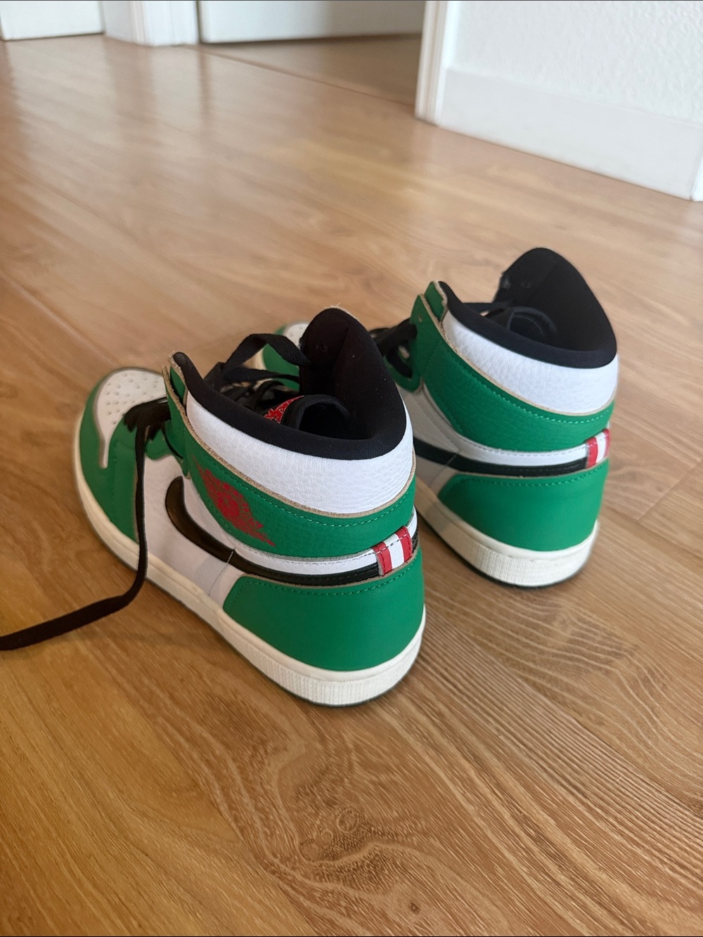 Women’s 2020 Air Jordan 1 Retro High OG ‘Lucky Green’ Size 8.5 - Picture 2 of 6